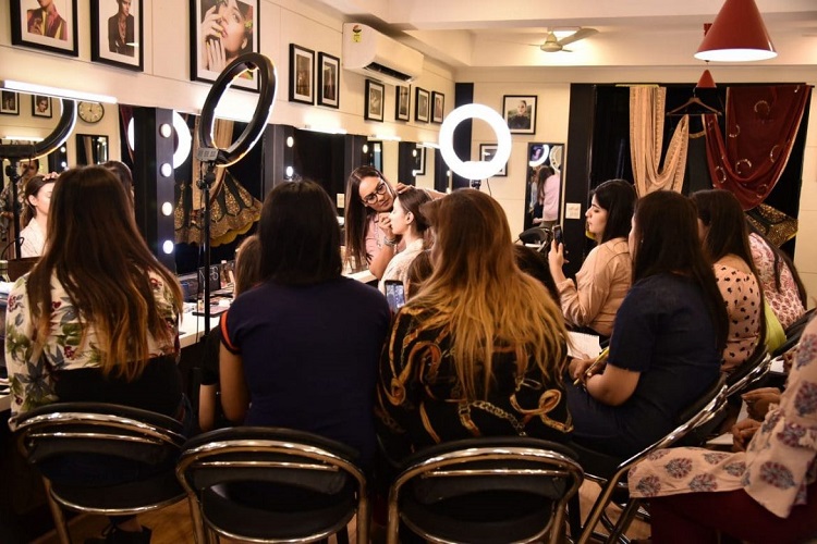 How To Choose The Best Makeup Academy For Girls In Jaipur
